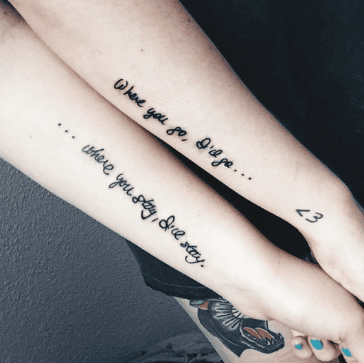 Tatuagem no braço com escrita em inglês.