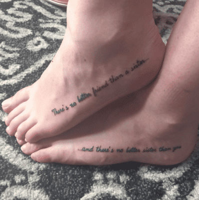 Tatuagem escrita de irmãs localizadas no pé.