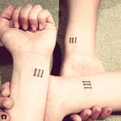 Modelo de tatuagem minimalista com números romanos.