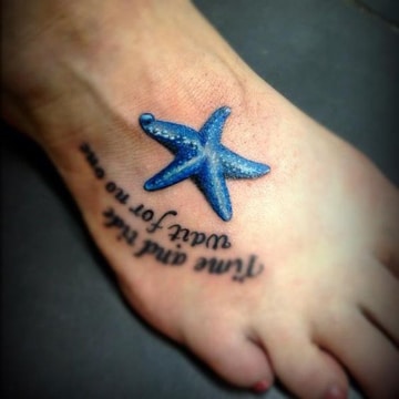 tatuagem de estrela-do-mar com frase embaixo