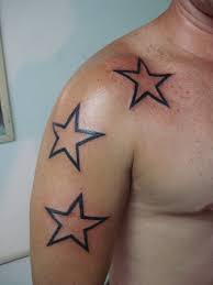tatuagens de estrela sem preenchimento no ombro
