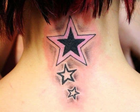 tatuagem de estrelas em diferentes tamanhos na nuca