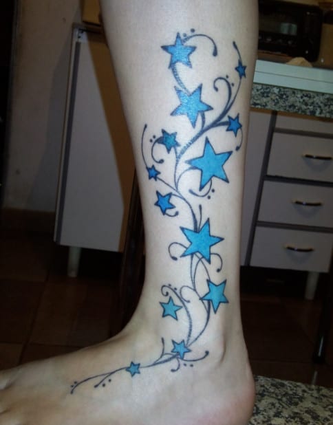 tatuagem de estrela azul na perna