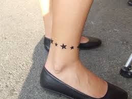 tatuagem de estrela como tornozeleira