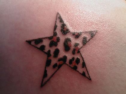 tatuagem de estrela com estampa de oncinha