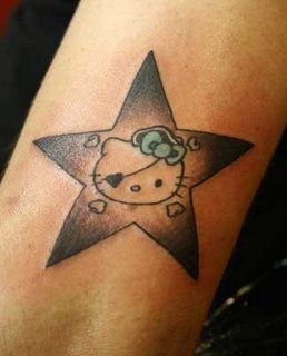 tatuagem de estrela com Hello Kitty