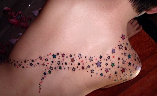 tatuagem de conjunto de estrelas ao longo de todas as costas