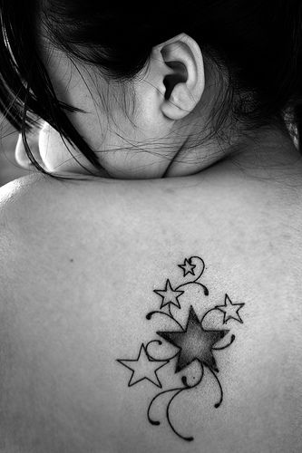 tatuagem de estrela de diferentes tamanhos nas costas