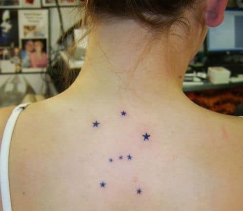 tatuagem pequena de estrelas nas costas