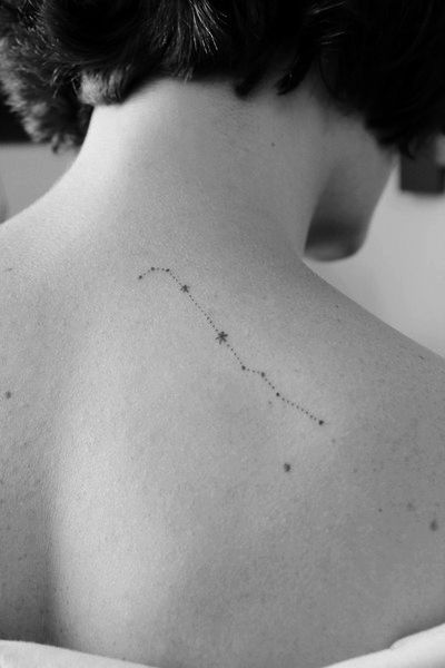 tatuagem de constelação de estrela nas costas