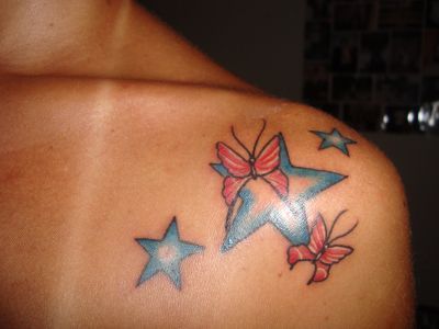 tatuagem de estrela azul com borboletas vermelhas no ombro