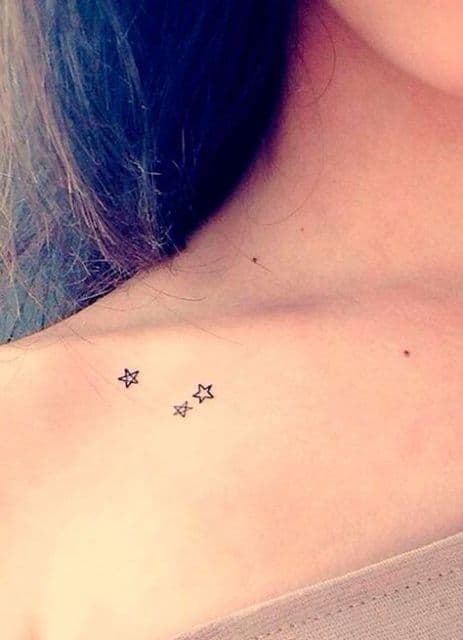 tatuagem de estrelas pequena no ombro