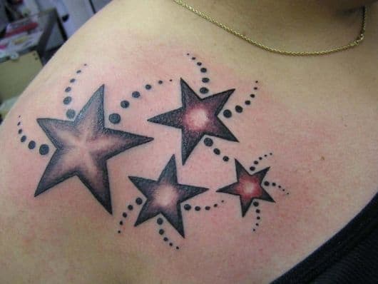 tatuagem de estrela vermelha no ombro