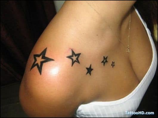 tatuagem de estrelas ao longo do ombro