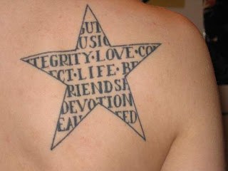 tatuagem de estrela preenchida com palavras