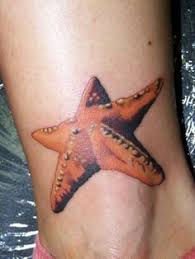 tatuagem de estrela-do-mar laranja no joelho