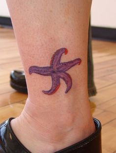 tatuagem de estrela-do-mar rosa no calcanhar