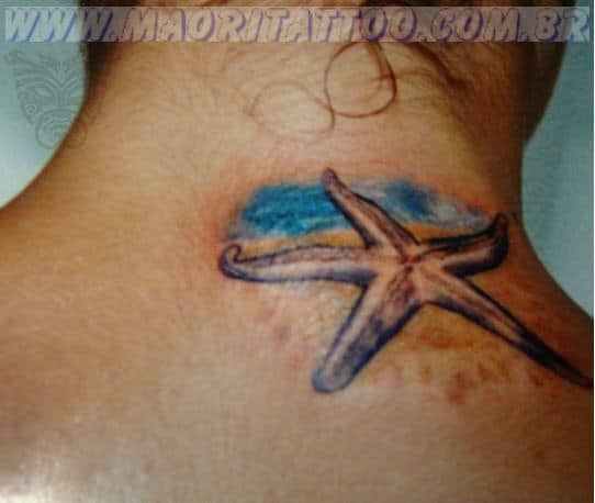 tatuagem de estrela-do-mar com mar e areia