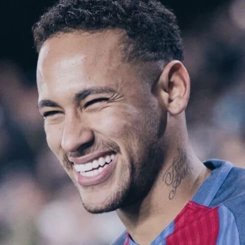 Neymar sorrindo, usa cabelo natural: crespo e curto