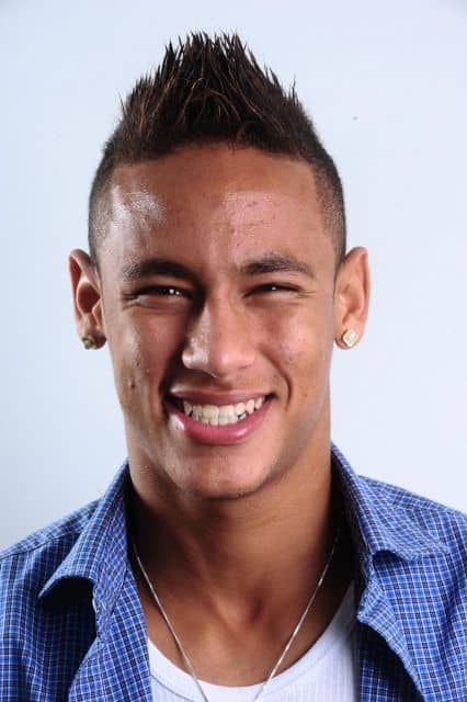 Neymar com penteado moicano baixo