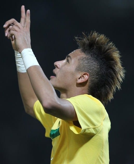 Neymar com mais um estilo de cabelo moicano