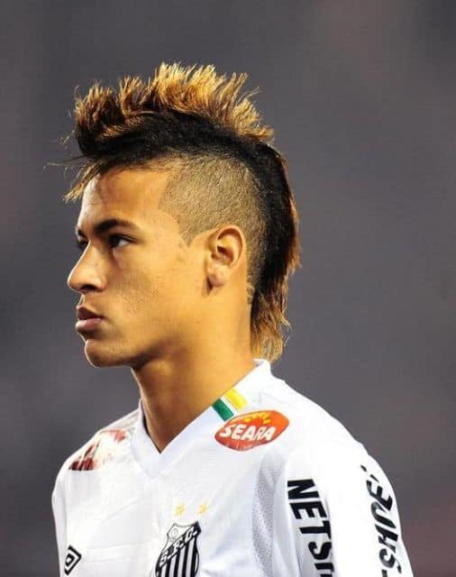 Neymar com cabelo moicano na época do Santos