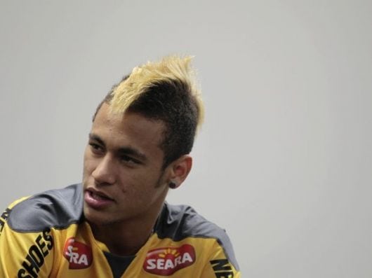 Neymar com cabelo moicano bicolor
