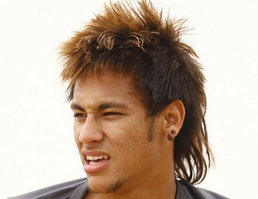 Neymar com cabelo estilo moicano mais cheio