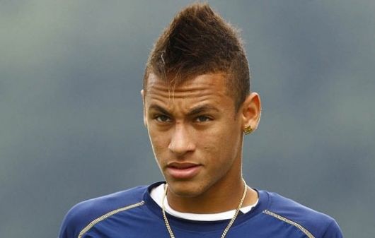 Neymar com cabelo estilo moicano.