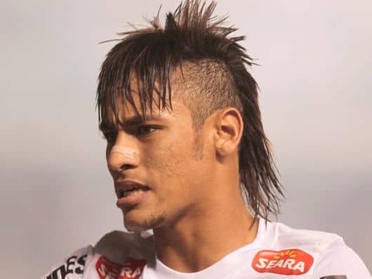 Neymar com cabelo estilo moicano com franja