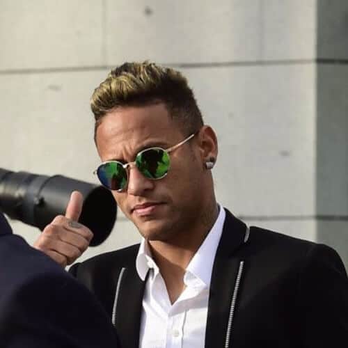 Neymar com corte de cabelo baixo comluzes