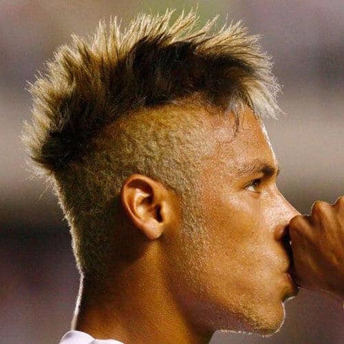 Neymar com cabelo platinado nas laterais e escuro na parte de cima