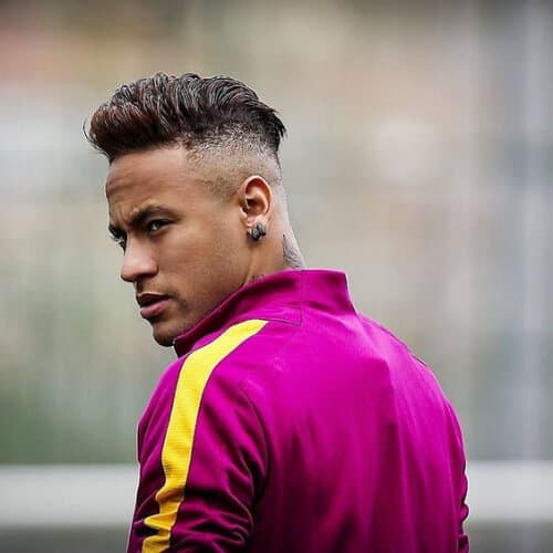 Neymar com cabelo raspado na lateral e modelado em cima