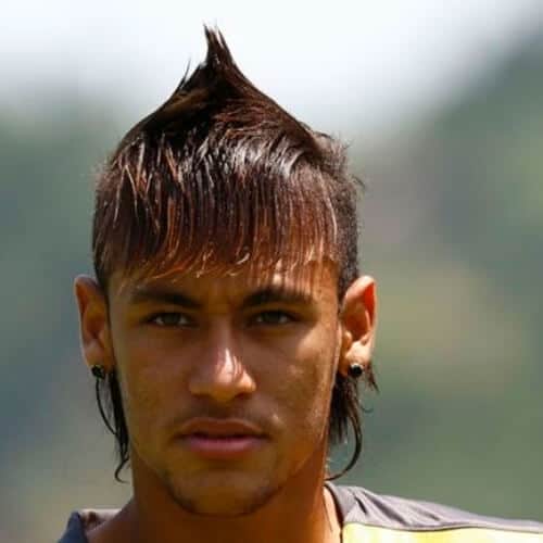 Neymar usando um penteado que mistura moicano com franja marcada