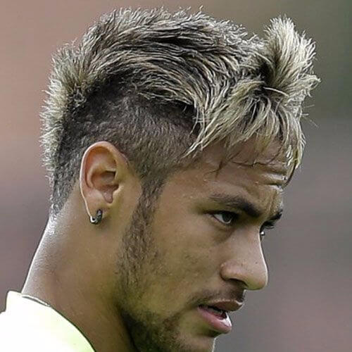 Cabelo do Neymar com luzes, modelado em corte moicano com franja