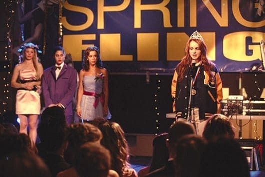 protagonista lindasay lohan no filme meninas malavadas, vestido jaqueta colegial nas cores de azul e detalhes amarelo.
