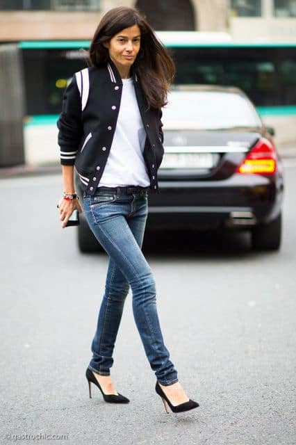 Look com calça jeans, sapato bico fino preto, blusa branca e jaqueta preta.