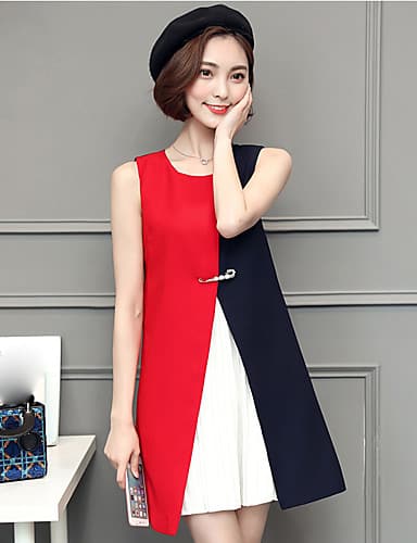 Modelo usa vestido colorido evase em tons de vermelho, branco e preto.