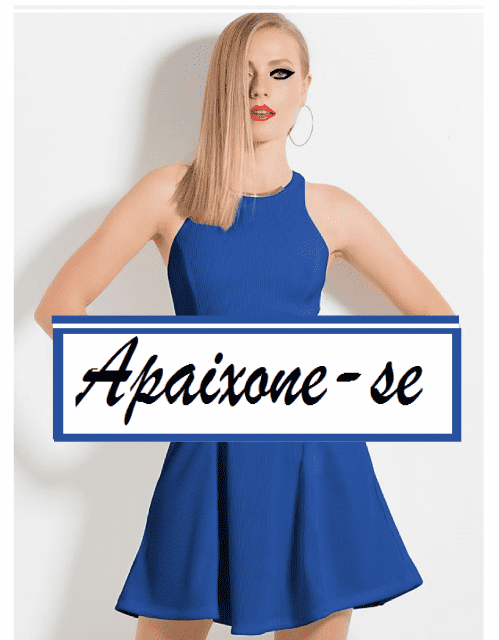 Modelo de vestido evasê azul marinho.