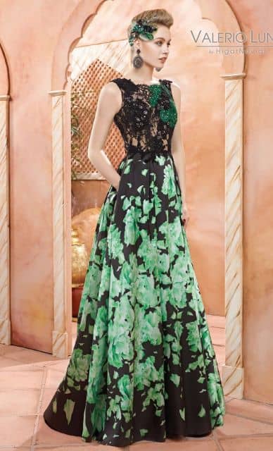 Modelo de vestido preto com verde com detalhe em estampa de renda no busto.