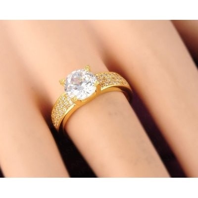 anel amarelo ouro clarinho moldura larga, com pedra branca brilhante.