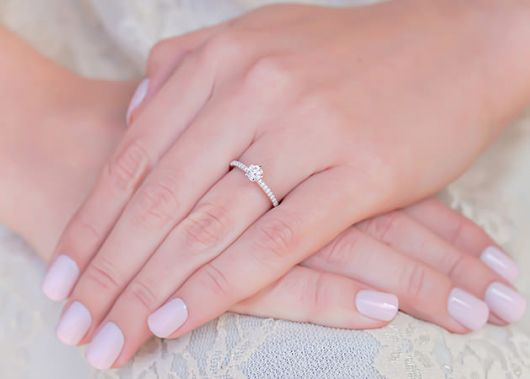 modelo de anel prata com brilhantes e pedra branca.