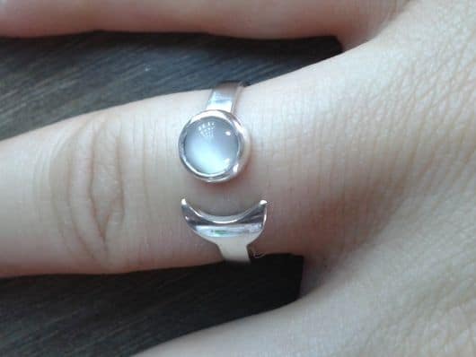 modelo de anel prata com pedra natural branca.