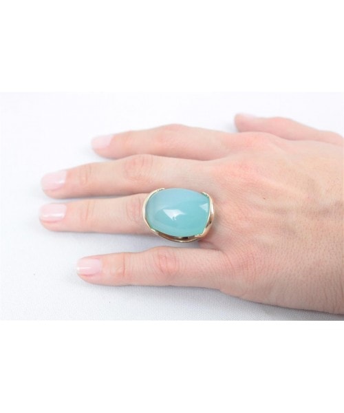 modelo de anel com pedra grande azul claro, moldura dourada.