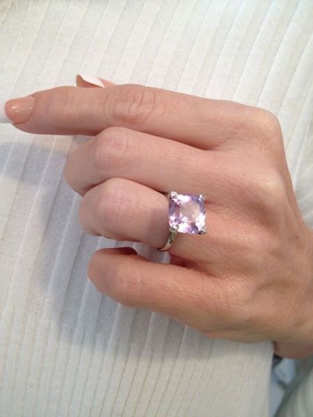 modelo de anel com pedra rosa clara kunzita, modelo quadrado.