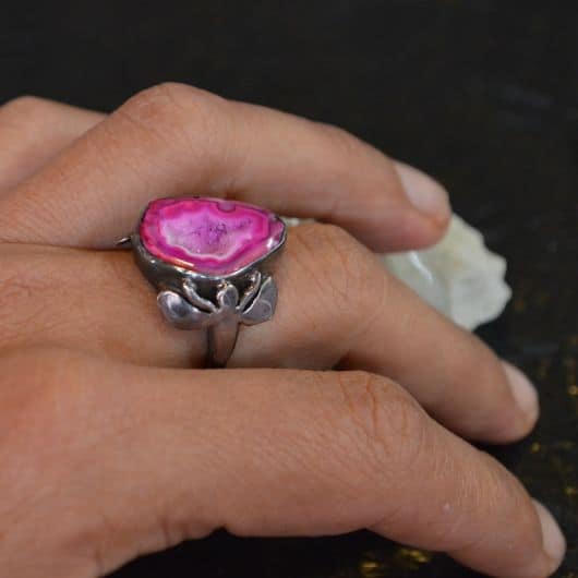modelo de anel em metal com pedra rosa natural.