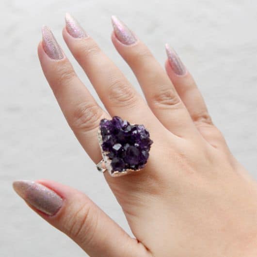 modelo de anel com pedra ametista druza roxa.