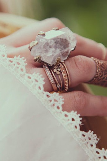 modelo de anel moldura cobre com pedra branca/transparente.