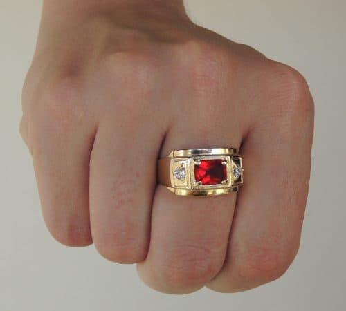 modelo de anel em ouro com pedra vermelha sintetica.