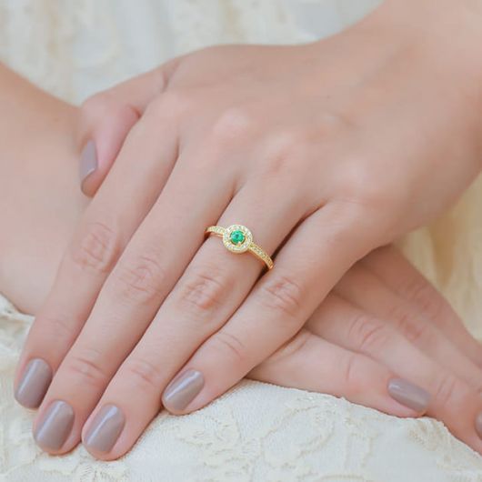 anel de ouro amarelo forte com pedra verde.